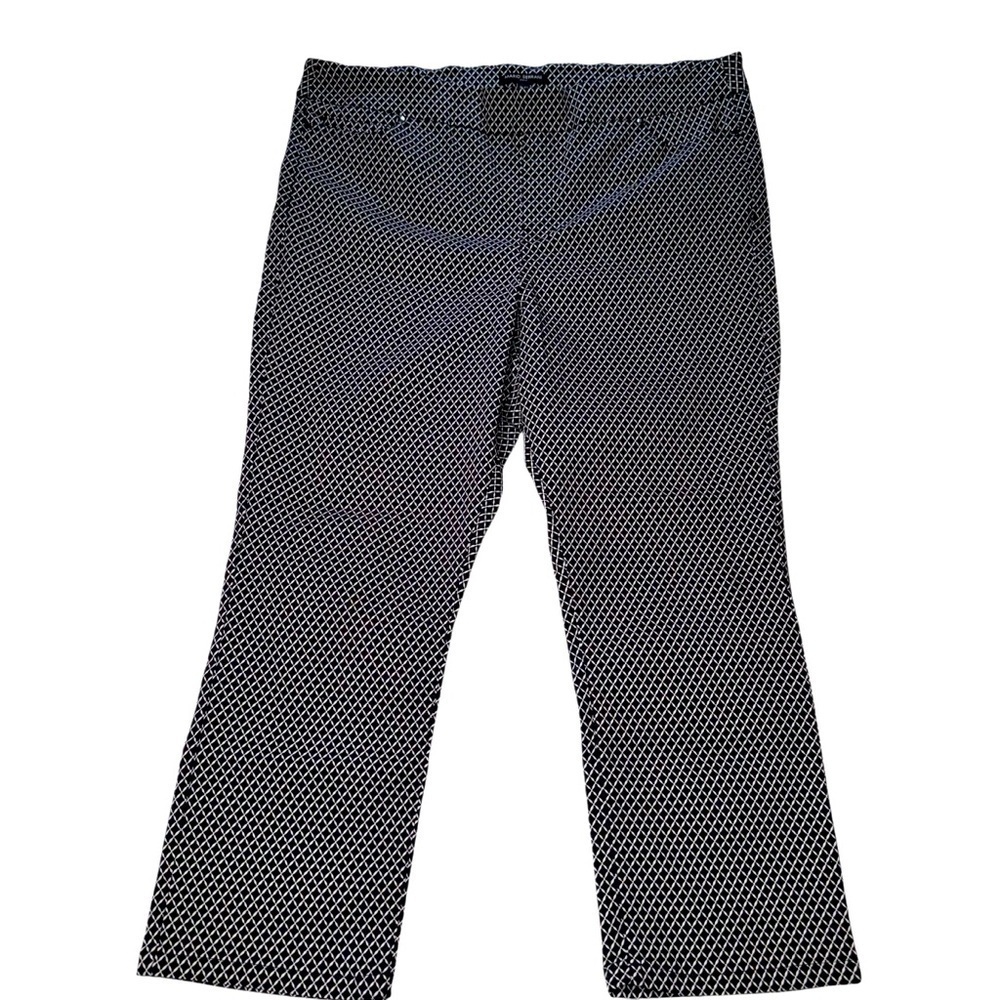 Mario Serrani Women’s Capris Size XL Black/White
Elastic Waist High Rise